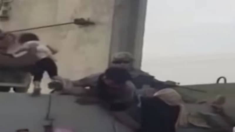 شاهد.. جندي أمريكي يحمل رضيعة أفغانية من ذويها في مطار كابل