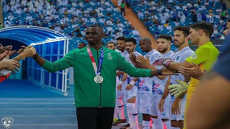 شاهد.. تكريم بطل الأولمبياد "طارق حامدي" قبل لقاء الهلال والباطن بممر شرفي بين لاعبي الفريقين