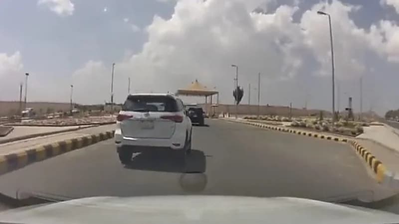 شاهد.. قائد مركبة متهور يقطع إشارة المرور معرضا حياته وحياة الآخرين للخطر