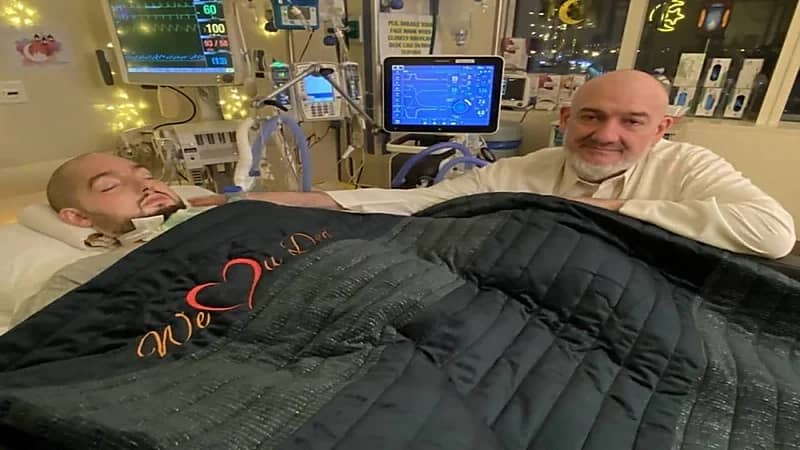 شاهد.. أحدث ظهور للأمير الوليد بن خالد على فراشه داخل المستشفى