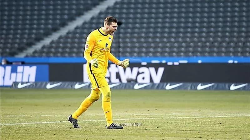 حارس مرمى يرفع دعوى قضائية ضد ناديه بسبب الاستغناء عنه