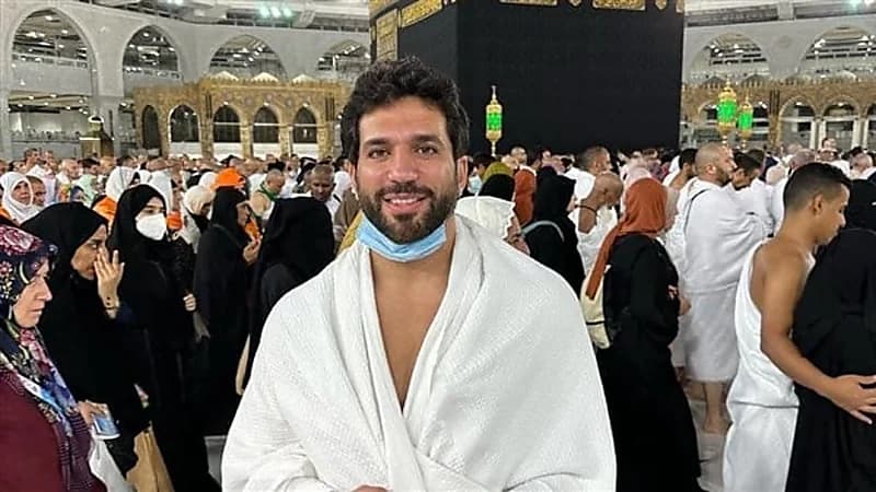 حسن الرداد يؤدي مناسك العمرة لوالدته