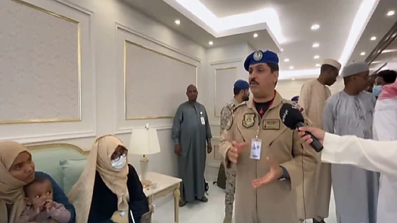 قائد القاعدة الجوية للقادمين من السودان: "شرفتونا واللي تحتاجونه حاضرين فيه"