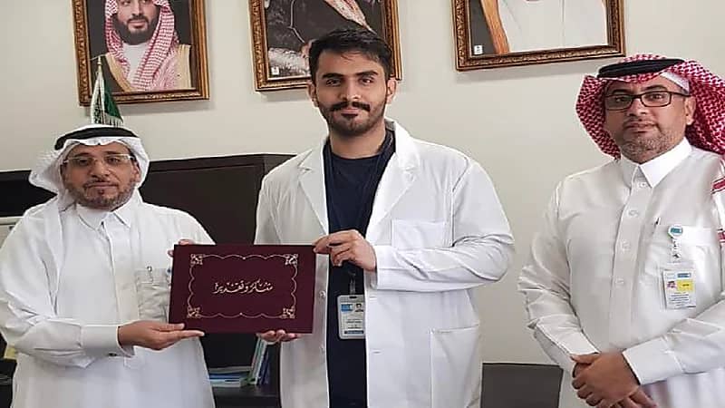 جامعة الملك سعود تكرم طالب اكتشف خطأً في كتاب "طب الأطفال"