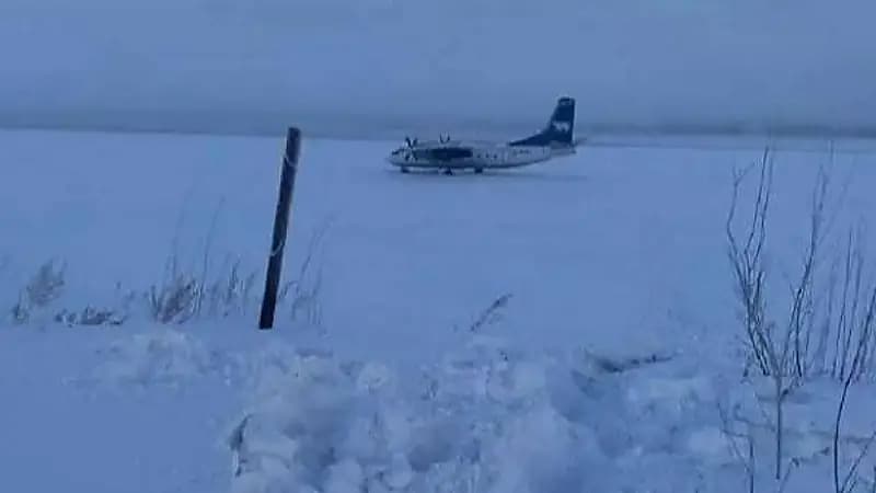 طائرة روسية من طراز أنتونوف - 24 تهبط بالخطأ فوق نهر متجمد
