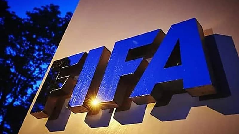 16 ناديًا يُمنعون من التسجيل بسبب قضايا في الفيفا
