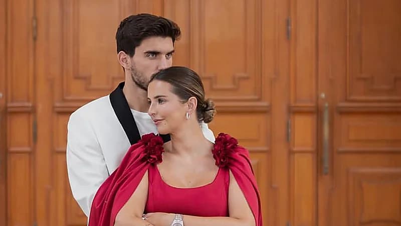 نيفيز يحتفل بزواجه من شريكته ديبورا لورينكو .. صورة