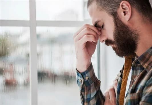 استشاري: الضغوط النفسية تؤدي لمشكلات جسدية وتأجيل الخلافات ضروري .. فيديو