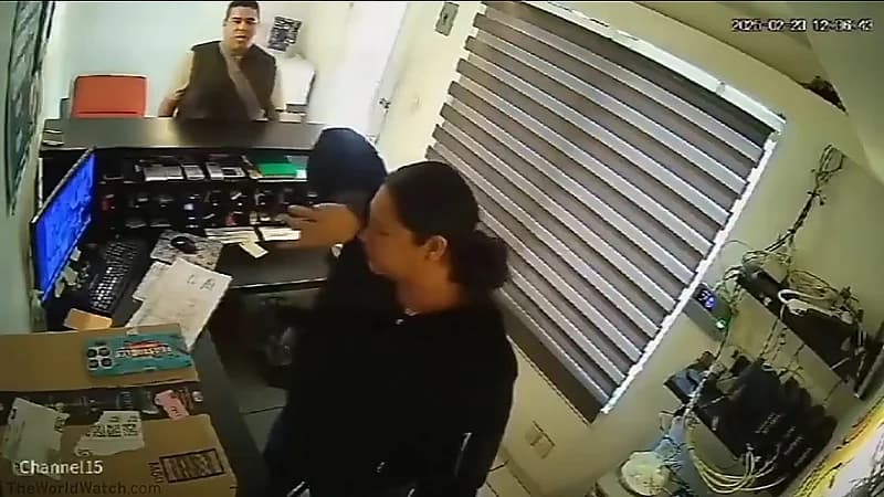 شاب يعاقب موظفة الاستقبال بطريقة غير متوقعة.. فيديو