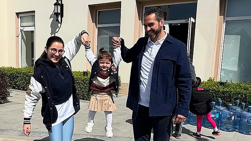 شام الذهبي وزوجها مع ابنتهما في أول يوم حضانة ..صور