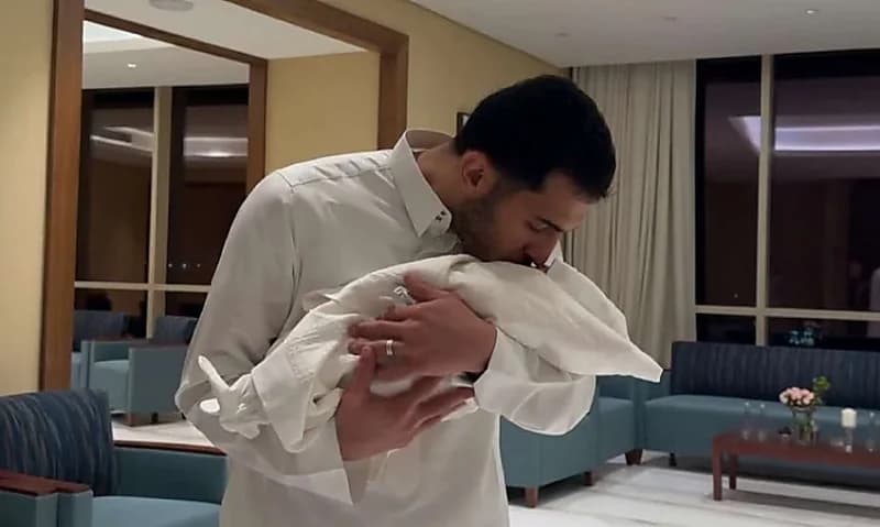 سلطان الغنام يظهر برفقة ابنته "نورة"