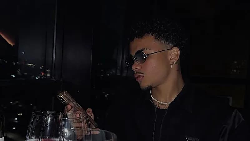 كايو سيزار يخطف الأنظار في أحدث ظهور له والجمهور: أقرب طيارة للبرازيل .. صور