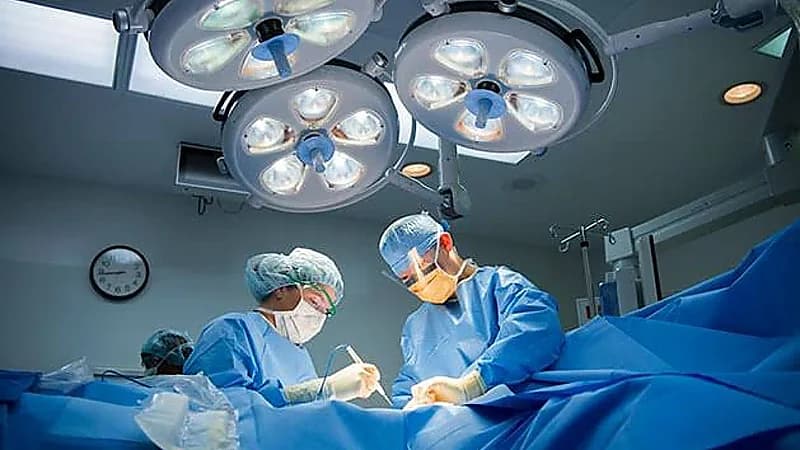 نجاح جراحة طارئة لاستخراج هاتف من معدة مريض