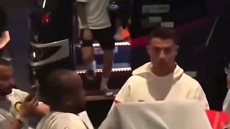 ردة فعل رونالدو تجاه مشجع رمى قميصه عليه .. فيديو