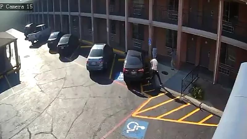 لحظة قيام موظف بقطع رأس مديره أمام عائلته .. فيديو