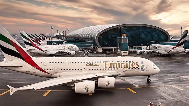 طيران الإمارات تُطبّق حظرًا على استخدام وحدات الشحن المحمولة على متن طائراتها