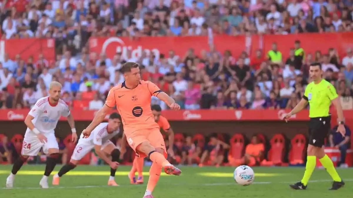 تقييم كارثي لحكم مباراة برشلونة وإشبيلية