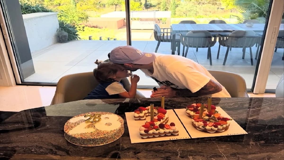 ثيو هيرنانديز يحتفل بعيد ميلاده الـ28 برفقة ابنه.. صور