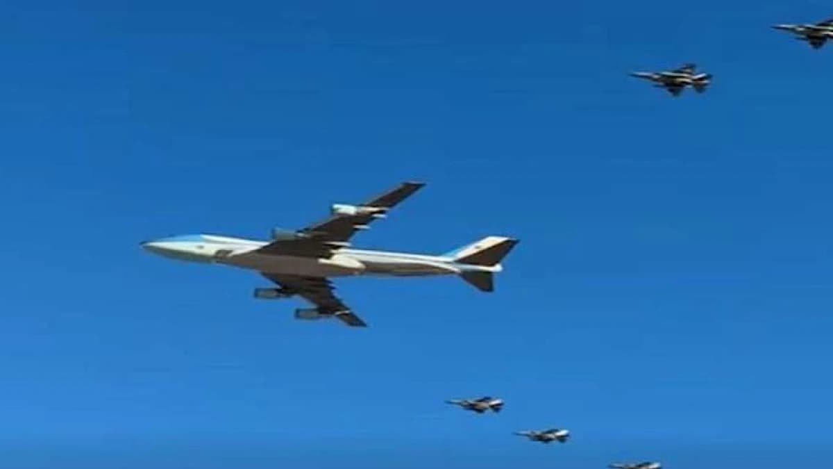 مشاهد استثنائية لتحليق طائرة ترامب فوق شرم الشيخ برفقة 7 مقاتلات مصرية .. فيديو