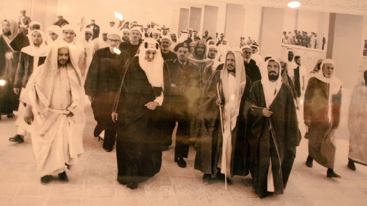 صورة قديمة للملك فيصل خلال زيارته للجامعة الإسلامية بمنتصف الستينات