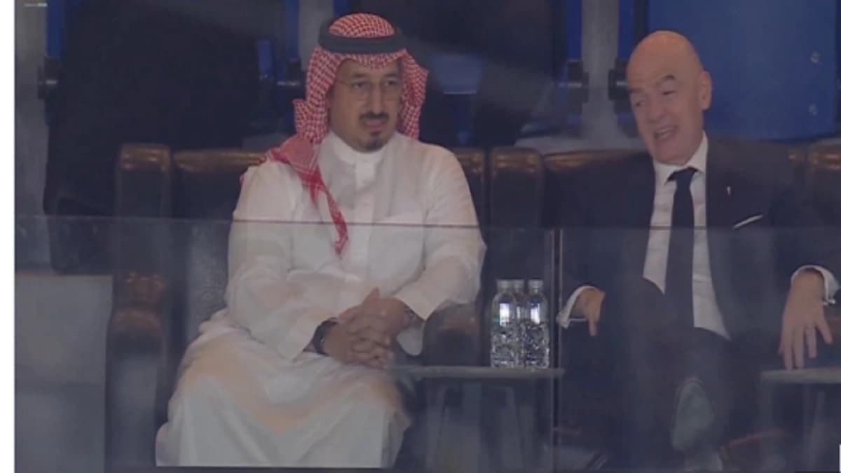 المسحل وإنفانتينو يتابعان كلاسيكو الاتحاد والنصر .. فيديو