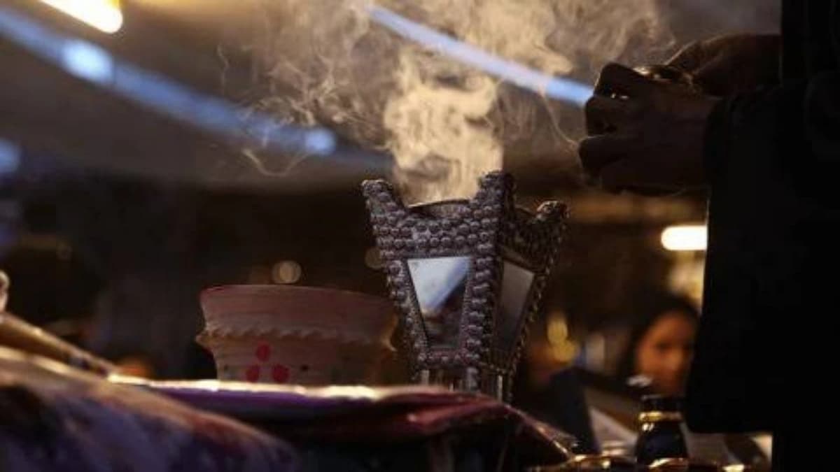 مختص: بخور المستكة لا يقتل الفيروسات واستخدامه مضر للجهاز التنفسي .. فيديو