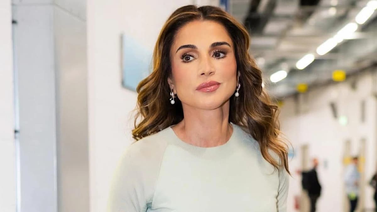 الملكة رانيا تخطف الأنظار بإطلالة كاجوال في قمة "عالم شاب واحد" بميونيخ