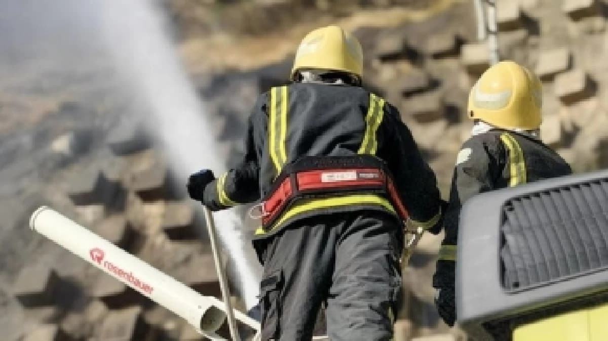 الدفاع المدني يخمد حريقًا في حي النسيم بالرياض