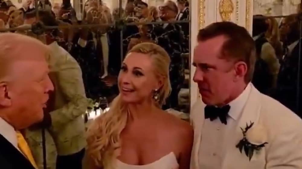 ترامب يقتحم حفل زفاف ويمتدح وسامة العروسين.. فيديو