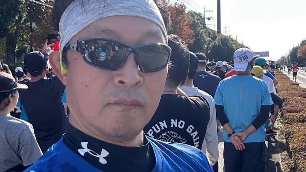 مشجع ياباني يحتفل بفوزه في ماراثون أوتسونوميا مرتديًا قميص الهلال