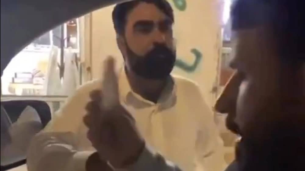 عامل يفاجئ كفيله بعانية في يوم زواجه .. فيديو