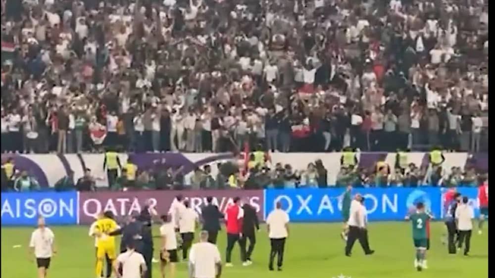 جماهير العراق تحتفل مع اللاعبين بعد التأهل.. فيديو