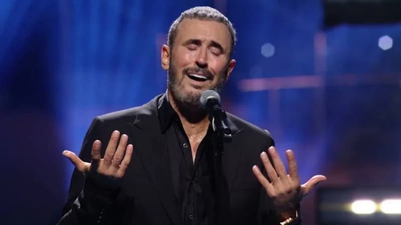 شاهد.. كاظم الساهر يثير قلق جمهوره بسبب كسر في قدمه