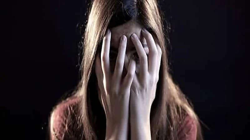 معلم يسقط من الطابق السادس بعد ضبطه في علاقة محرمة مع طالبته