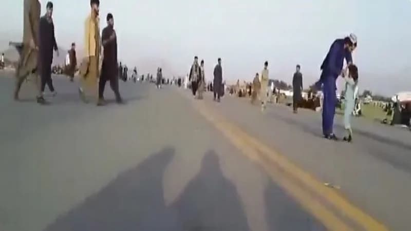 شاهد.. فتيات يغنين في مطار كابل قبيل المغادرة:" أنت عشقي يا وطني ولا طعم للحياة من دونك"