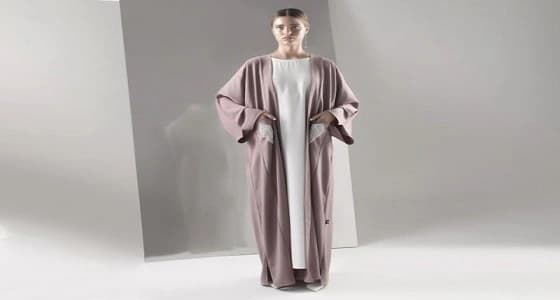 مصممة عباءات: إقبال كبير على سوق عباءات السفر الملونة