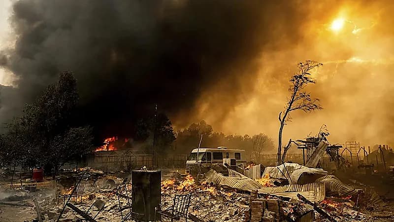 حريق يلتهم بلدة تاريخية في كاليفورنيا.. فيديو