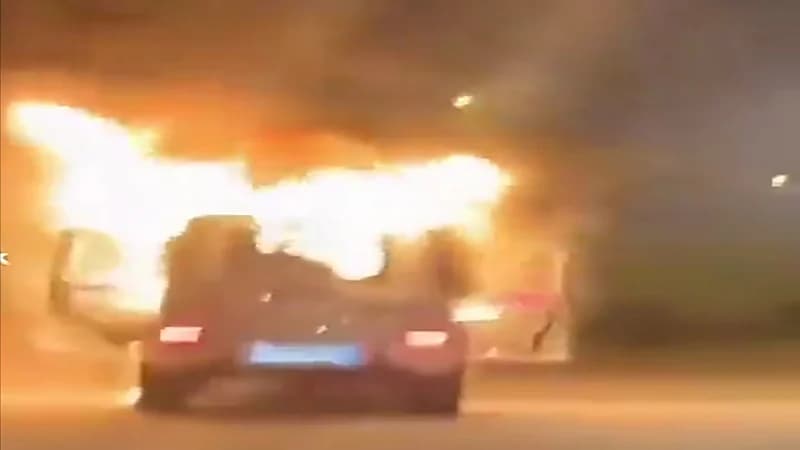 شاهد.. لحظة اشتعال سيارة فارهة بالرياض