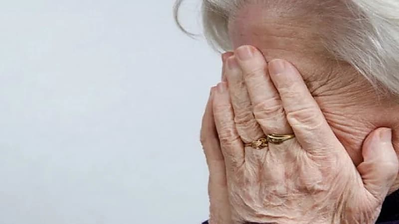 شاب يغتصب جارته العجوز بحضور زوجها