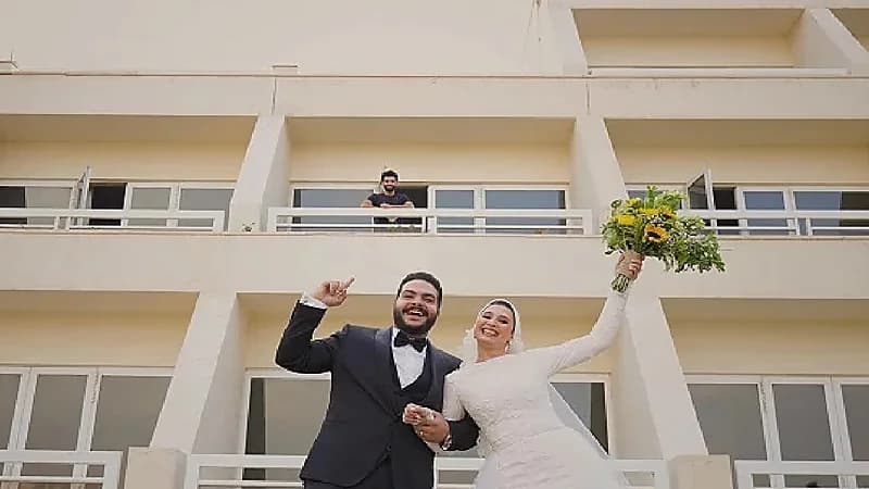 موقف طريف لـ محمد صلاح مع عروسين .. صور