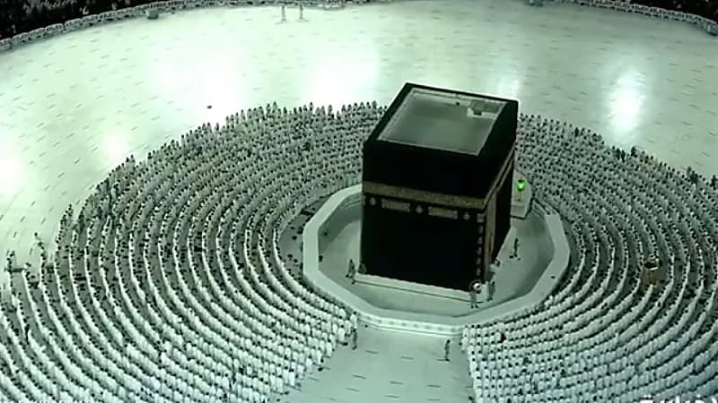 بالفيديو.. أداء المصليين الفجر في جنبات المسجد الحرام