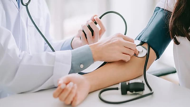 مختص يوضح أفضل وقت لقياس الضغط