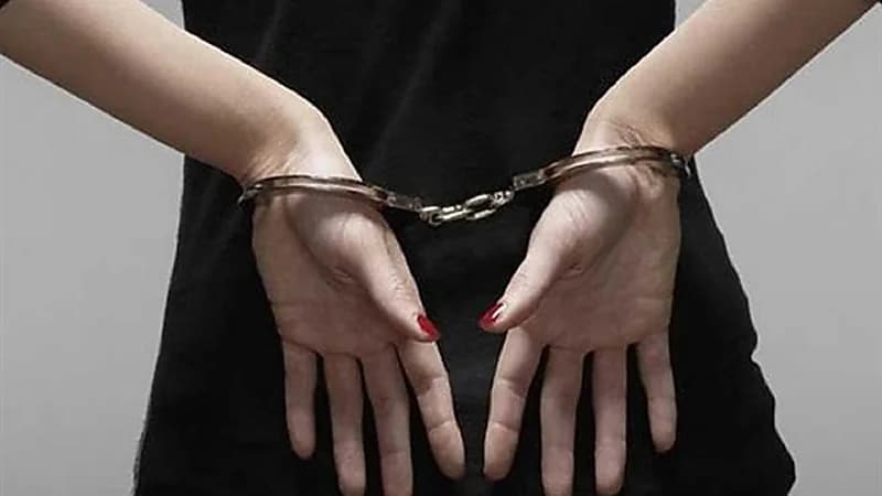 ضبط شاب وفتاة في وضع مخل بمحل ملابس