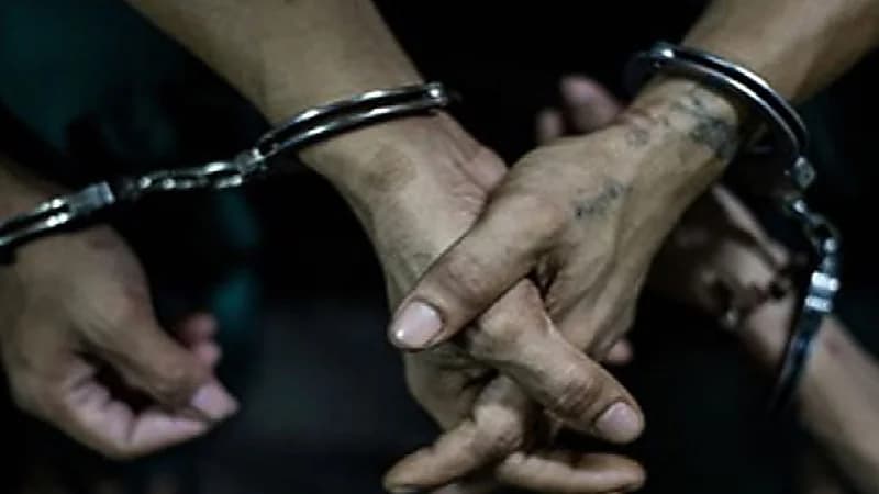 القبض على 3 طلاب استدرجوا فتاه وصوروها عارية لإبتزازها