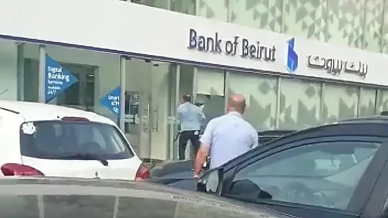 بالفيديو.. مسلح يطلق النار على واجهة مدخل بنك بيروت ويلوذ بالفرار