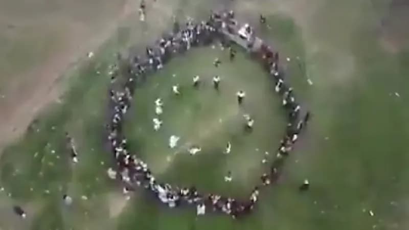 بالفيديو .. يمنيون يتحدون الحظر الحوثي ويقيمون مهرجانًا غنائيًا في أحد أعراسهم