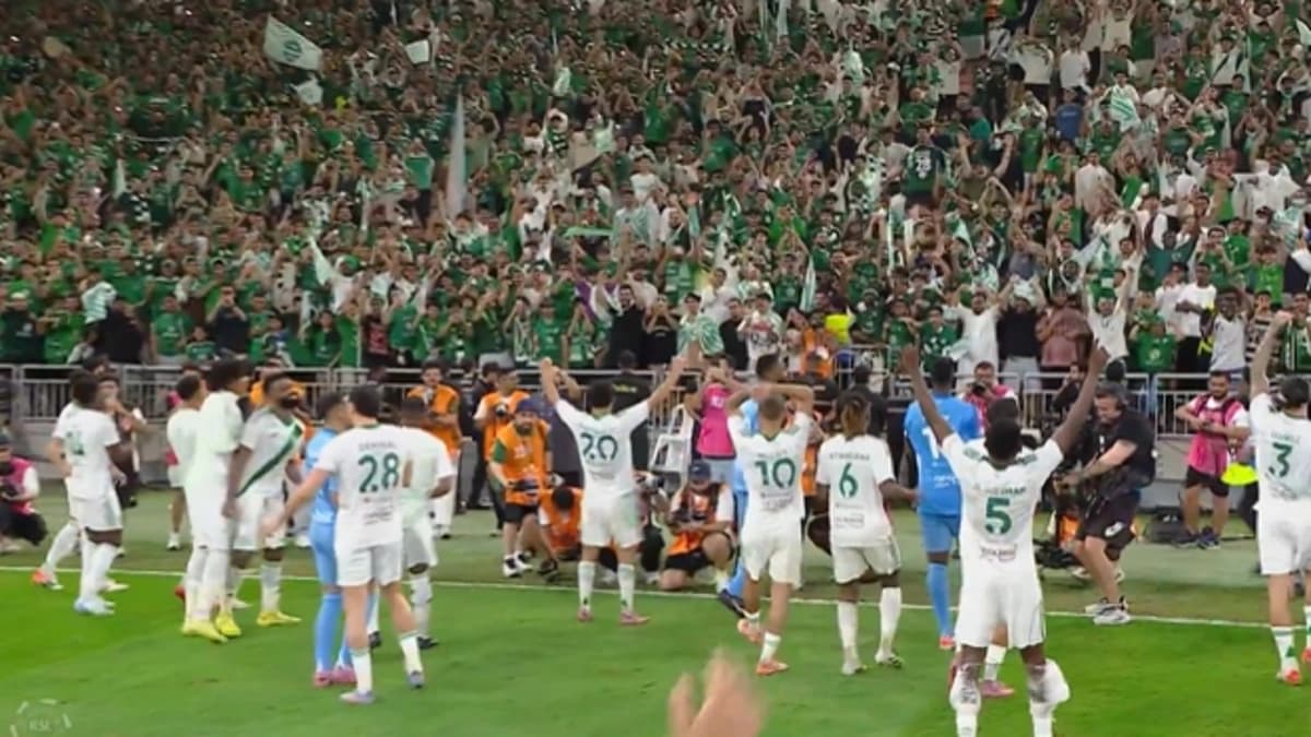 فرحة لاعبو الأهلي مع الجماهير بالفوز على الاتحاد .. فيديو