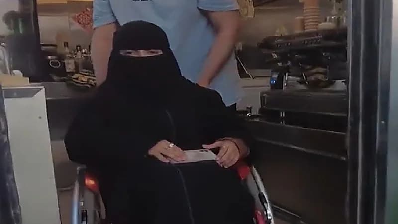 شاهد .. فتاة من ذوي الهمم تحول هوايتها في إعداد القهوة إلى مشروع خاص