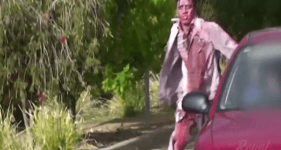 بالفيديو.. زومبي يهاجم المارة في الشارع