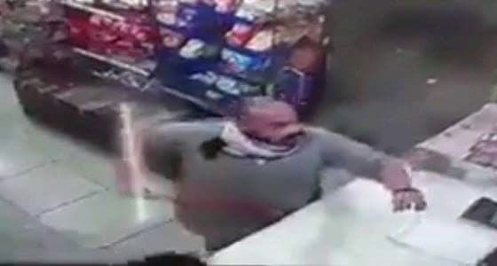 بالفيديو.. سطو لصان على بقالة والاعتداء على البائع في حي النسيم بالرياض